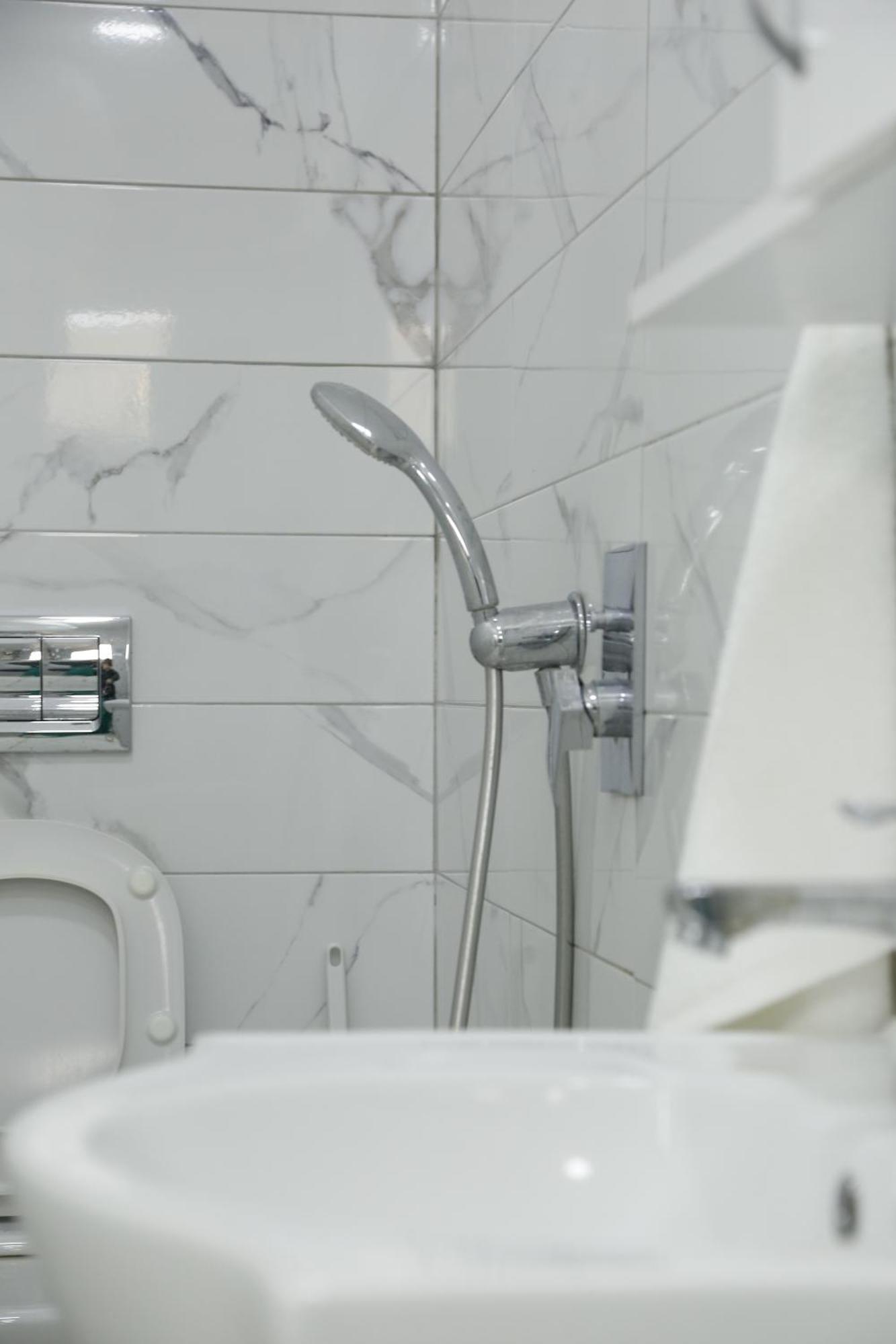 Albi Apartment Tirana Buitenkant foto