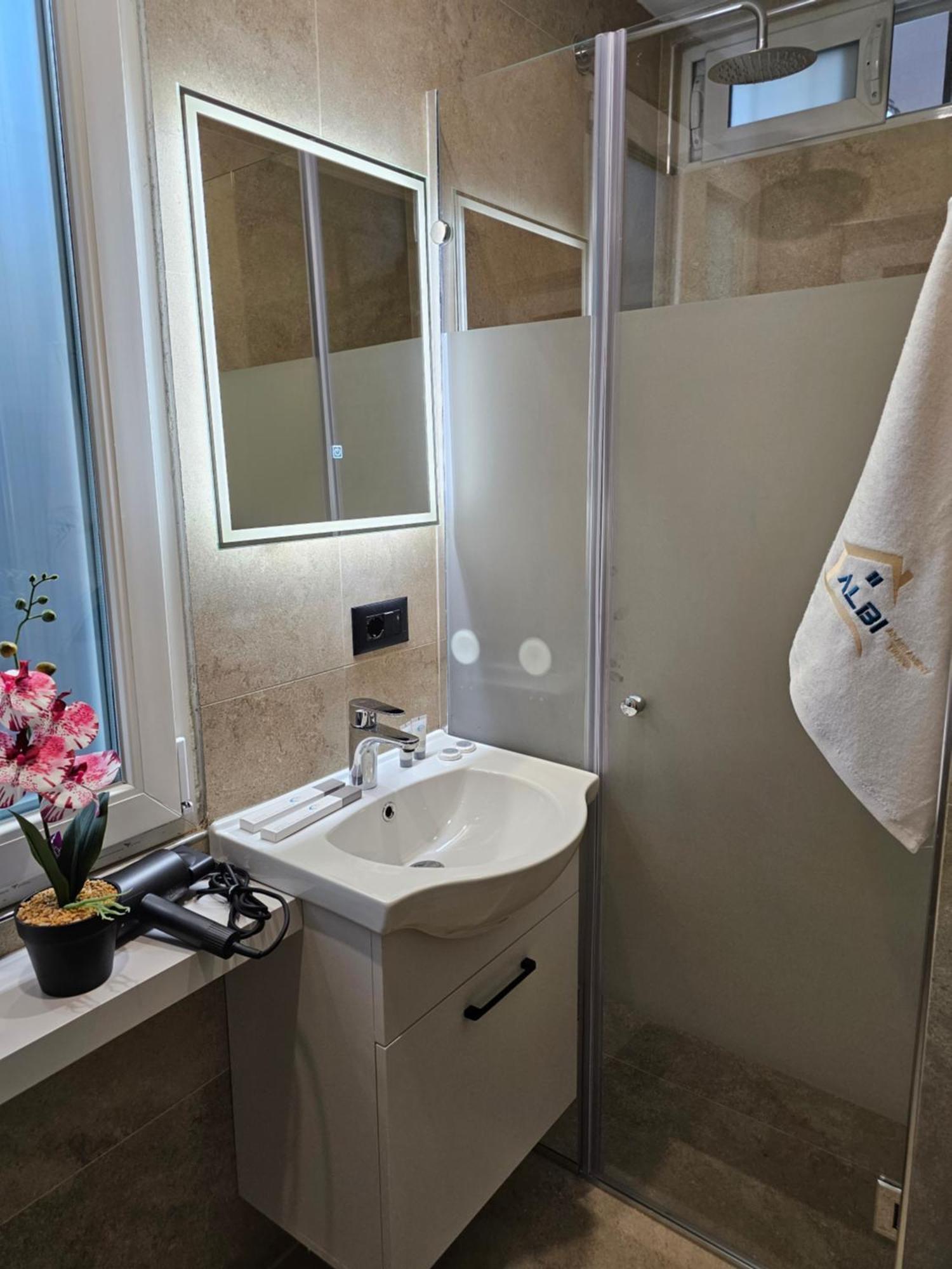 Albi Apartment Tirana Buitenkant foto